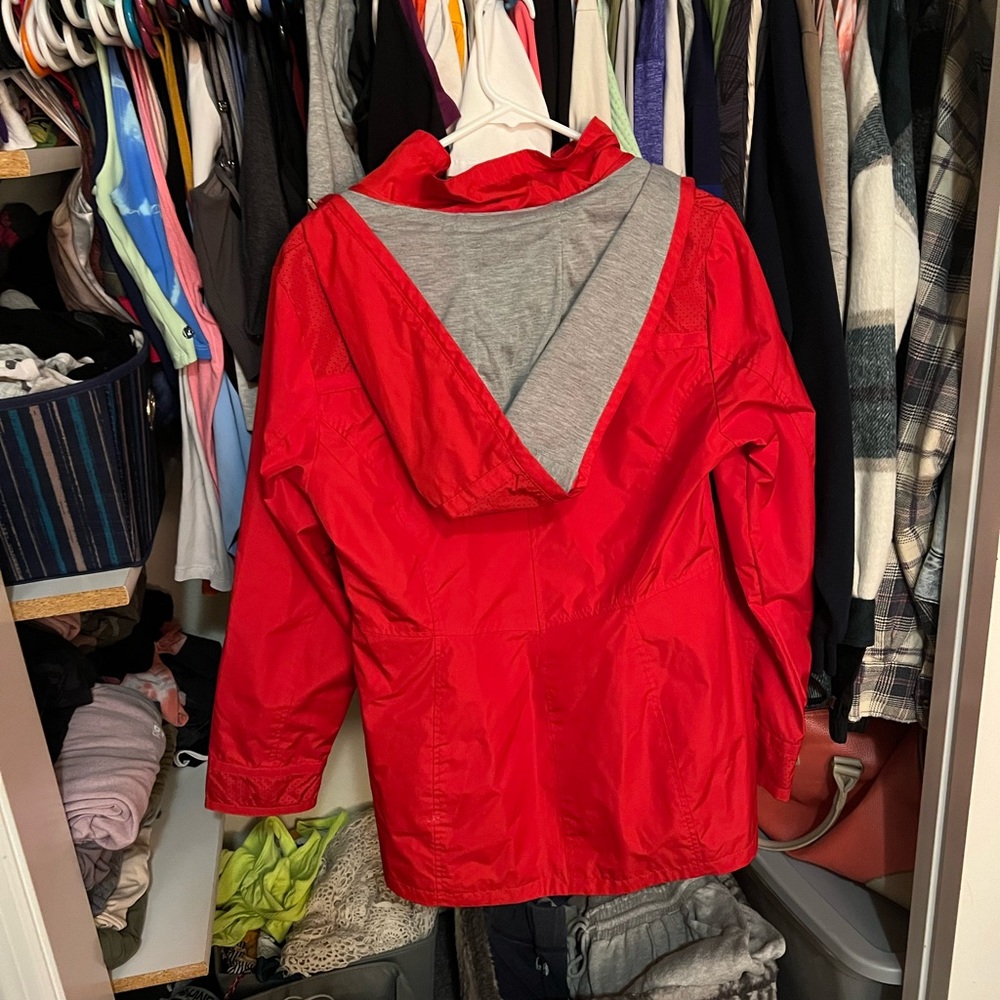 Details Red Jacket - Picture 3 of 3